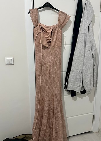 Drapeli Parlak Bej Yılan Desenli Uzun Elbise - Görsel 3