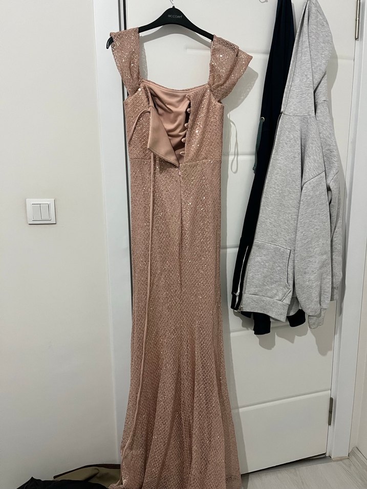 Drapeli Parlak Bej Yılan Desenli Uzun Elbise - Görsel 3