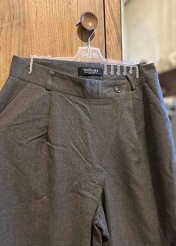 Vatkalı Düğmeli Gri Keten Kadın Pantolon - Görsel 3