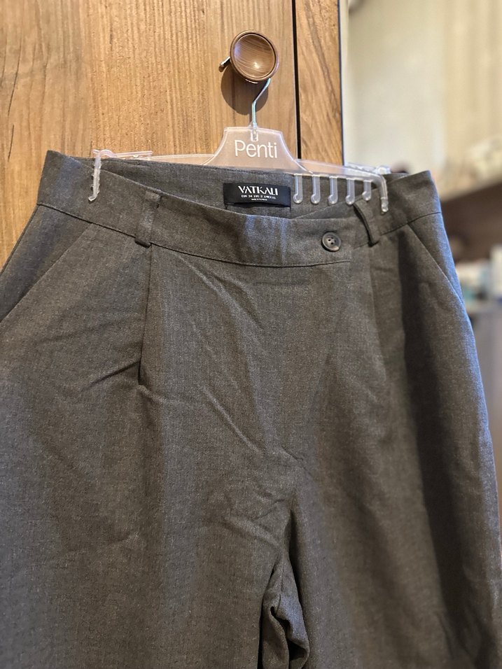 Vatkalı Düğmeli Gri Keten Kadın Pantolon - Görsel 3