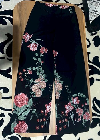 Siyah Çiçek Desenli Salaş Kadın Pantolon ve Bluz - Görsel 4