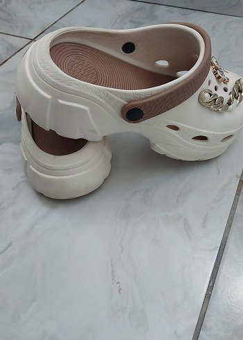 Zincir Detaylı Beyaz Kadın Terlik - Görsel 2