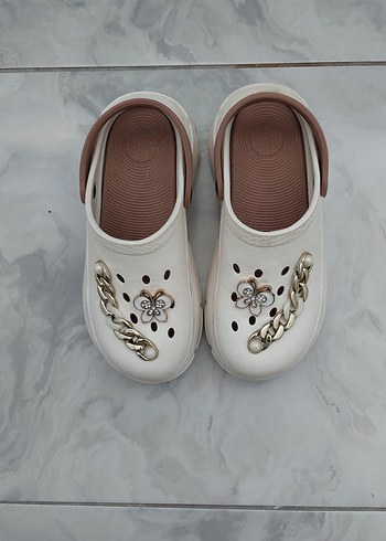 Zincir Detaylı Beyaz Kadın Terlik - Görsel 3