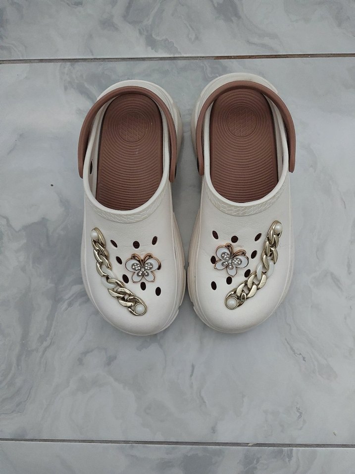 Zincir Detaylı Beyaz Kadın Terlik - Görsel 3