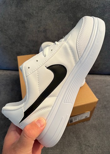 Nike Beyaz Siyah Swoosh Sneaker