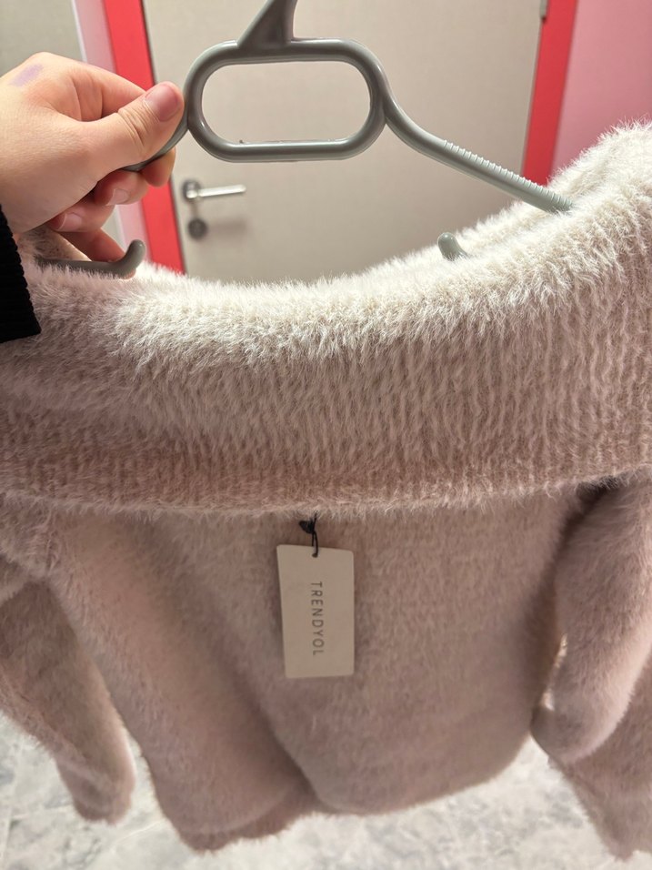 Krem Renk Kısa Kürklü Kadın Kazak - Görsel 4