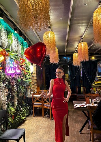 Kırmızı Vücudu Saran Yırtmaçlı Elbise - Görsel 3