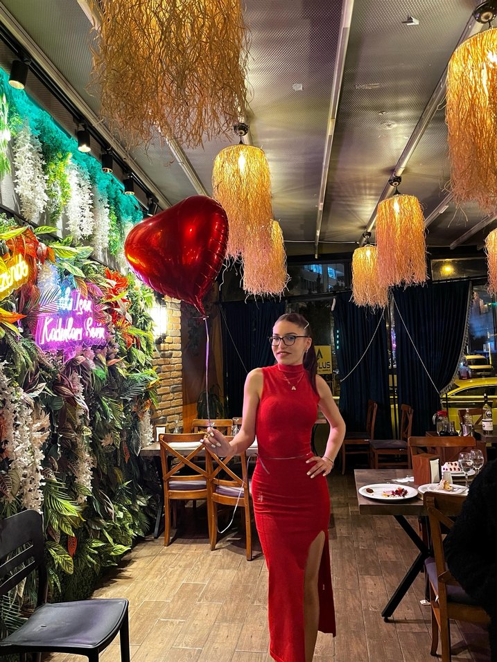 Kırmızı Vücudu Saran Yırtmaçlı Elbise - Görsel 3