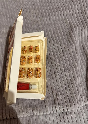 Parlak Bej süslemeli takma tırnak - Görsel 3