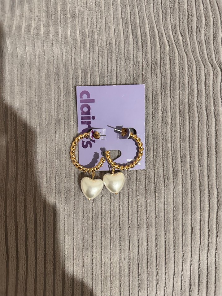 Altın Zincir Detaylı inci Mini Kalp Küpeler - Görsel 3