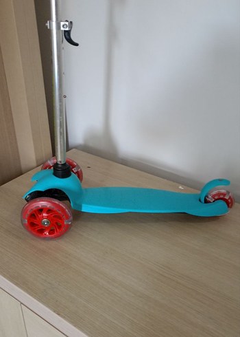Çocuklar için renkli mavi scooter - Görsel 2