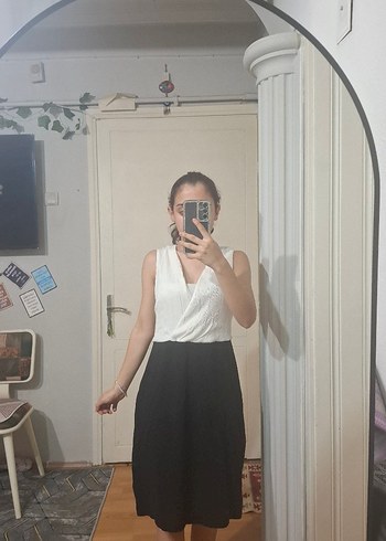 Beyaz V Yaka Siyah Midi Elbise - Görsel 3