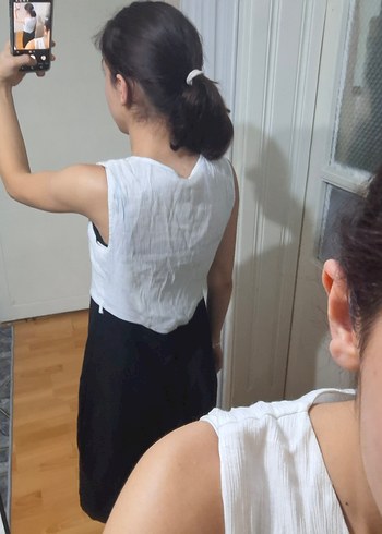 Beyaz V Yaka Siyah Midi Elbise - Görsel 5