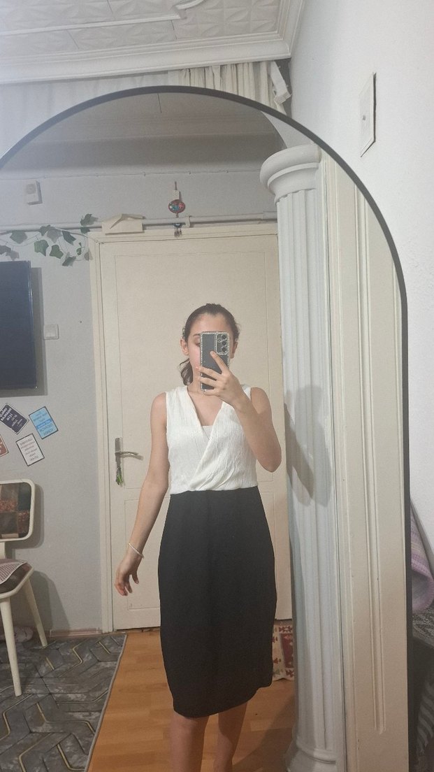 Beyaz V Yaka Siyah Midi Elbise - Görsel 2