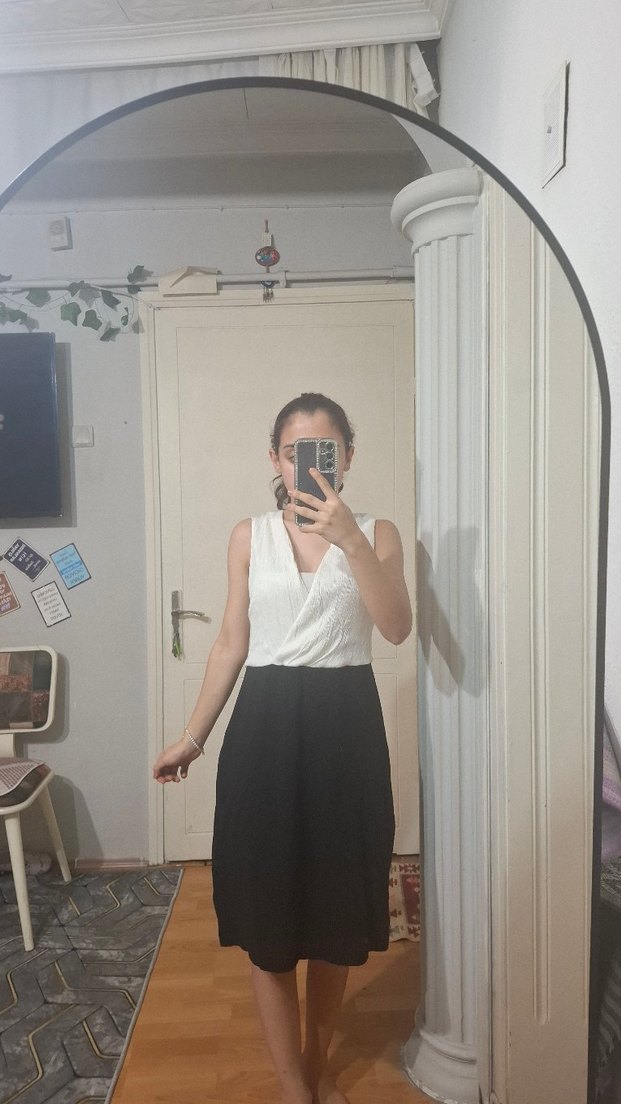 Beyaz V Yaka Kolsuz Midi Elbise - Görsel 3