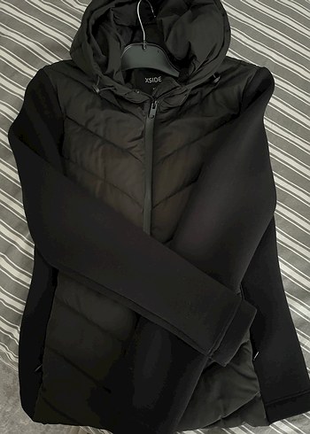 Zara muadili LCW mark Siyah Kapüşonlu Fermuarlı Kadın mont - Görsel 4