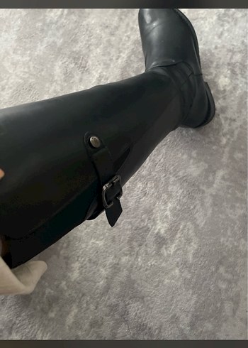 Siyah Deri Tokalı  Kadın Çizme - Görsel 4