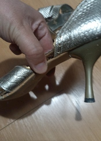 39 Beden Altın Renkli Yılan Derisi Desenli Topuklu Kadın Ayakkabı