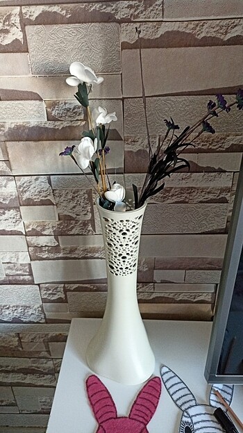 Vazo ve iki dal çiçek 
