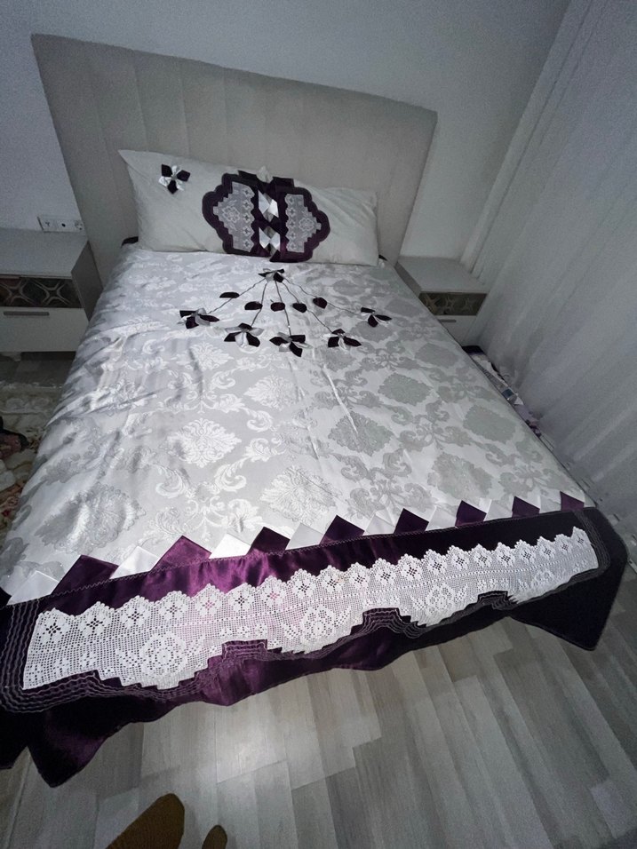 İşlemeli Beyaz Yatak Örtüsü - Görsel 3