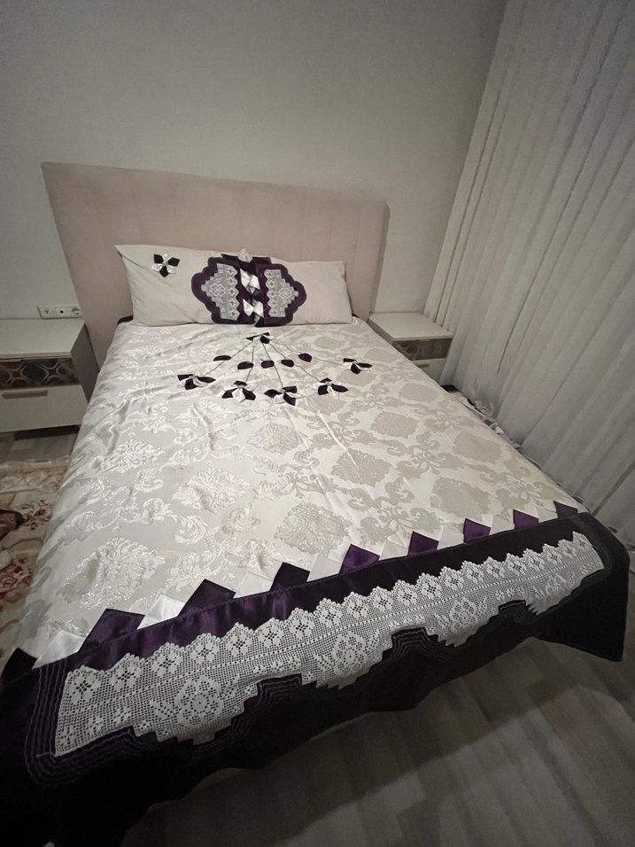 İşlemeli Beyaz Yatak Örtüsü - Görsel 2