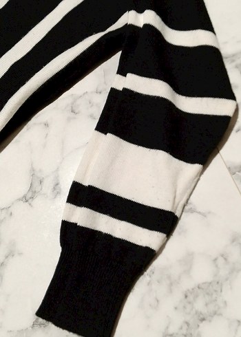 V Yaka Siyah Beyaz Çizgili Kadın Kazak - Görsel 2