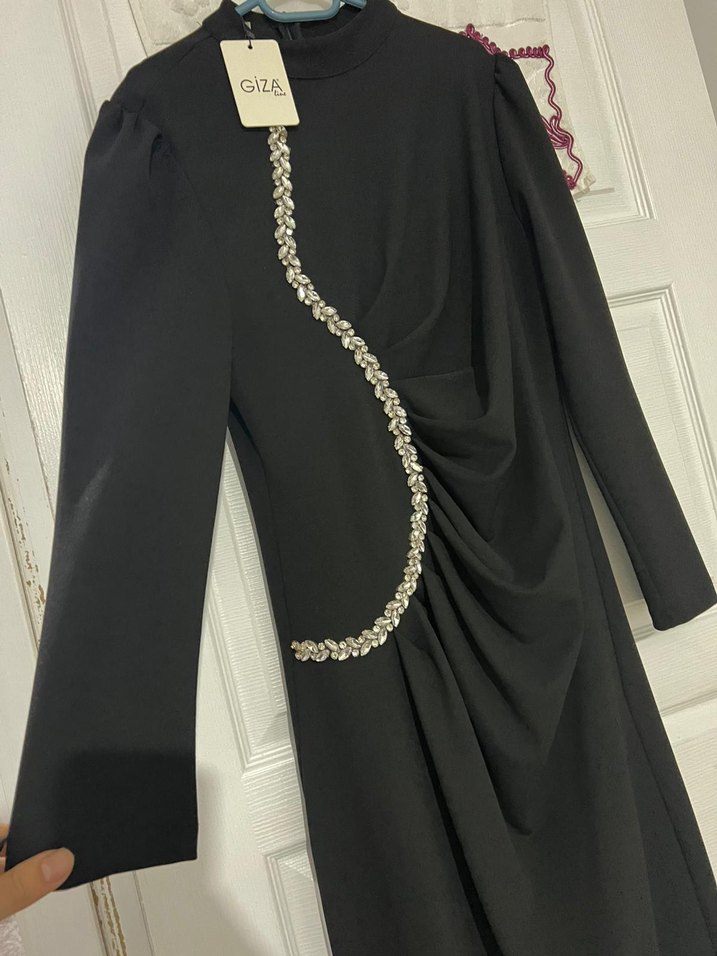 Zincir Detaylı Siyah Uzun Abiye Elbise - Görsel 3