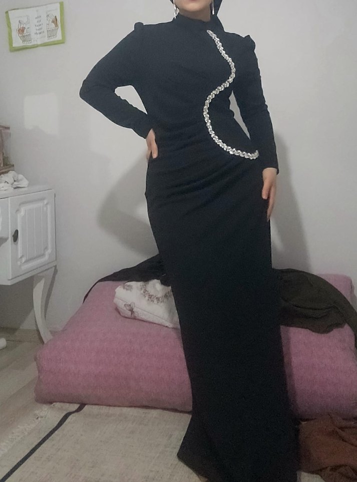 Zincir Detaylı Siyah Uzun Abiye Elbise - Görsel 4