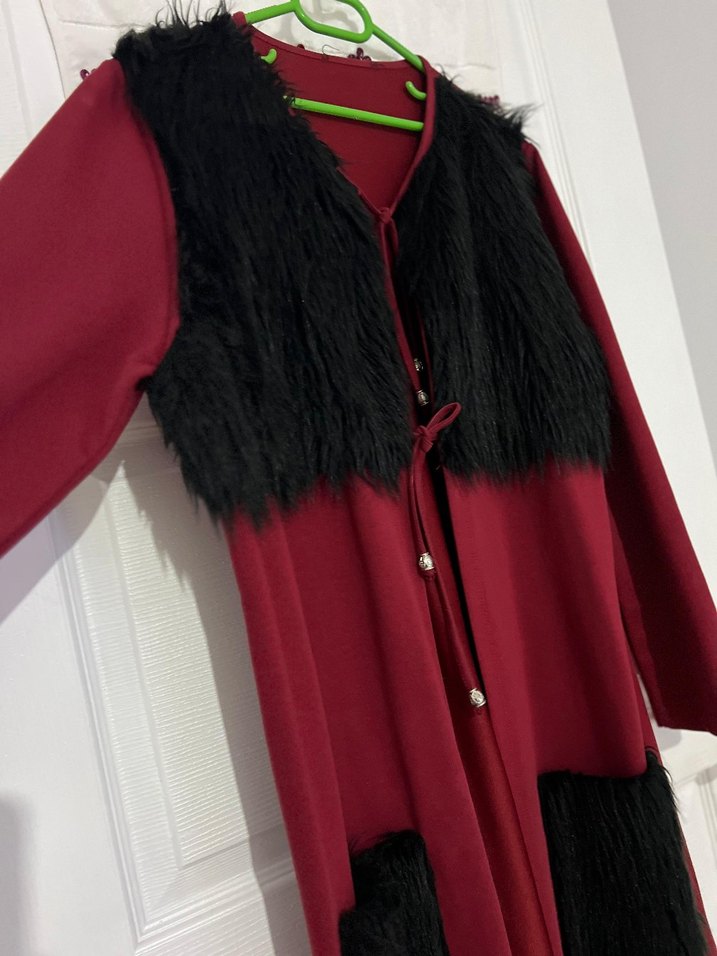 Uzun Kırmızı Kadın Kürklü Goth Elbise - Görsel 2