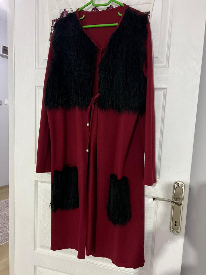 Uzun Kırmızı Kadın Kürklü Goth Elbise - Görsel 3