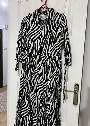 Zebra Desenli Zincir Detaylı Uzun Kadın Elbise - Görsel 3