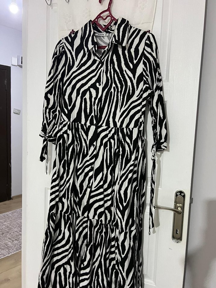 Zebra Desenli Zincir Detaylı Uzun Kadın Elbise - Görsel 3