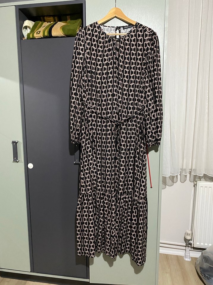 Belden bağlama detaylı uzun kadın elbise - Görsel 5