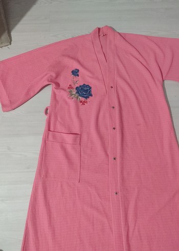 Pembe Nakışlı Kadın Uzun Sabahlık - Görsel 2