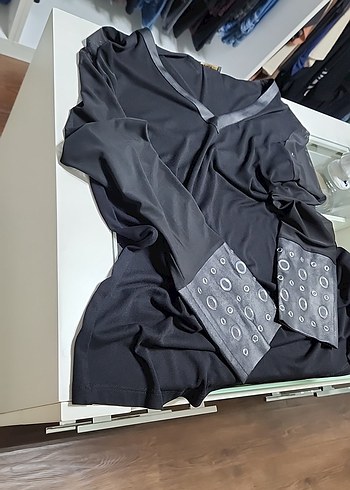 Siyah V Yaka Uzun Kollu Kol Uçları Metal Detaylı Bluz - Görsel 9