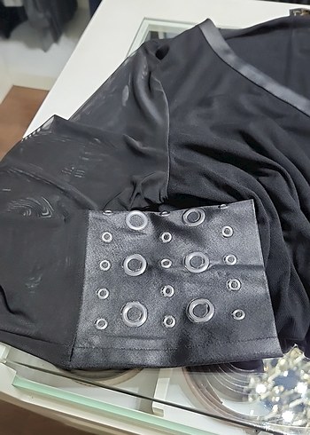 Siyah V Yaka Uzun Kollu Kol Uçları Metal Detaylı Bluz - Görsel 10