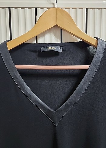 Siyah V Yaka Uzun Kollu Kol Uçları Metal Detaylı Bluz - Görsel 2