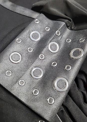 Siyah V Yaka Uzun Kollu Kol Uçları Metal Detaylı Bluz - Görsel 11