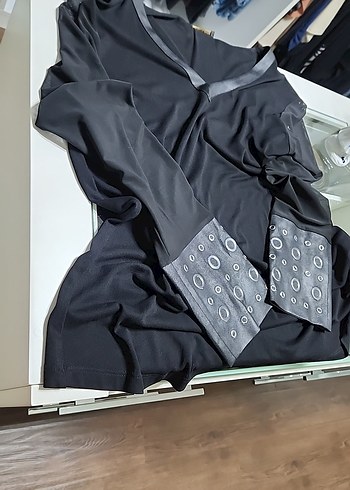 Siyah V Yaka Uzun Kollu Kol Uçları Metal Detaylı Bluz - Görsel 8