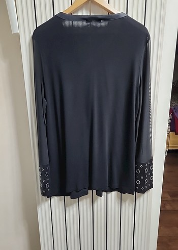 Siyah V Yaka Uzun Kollu Kol Uçları Metal Detaylı Bluz - Görsel 4