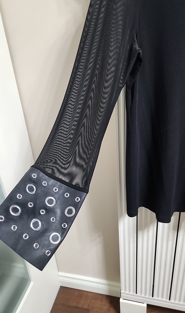 Siyah V Yaka Uzun Kollu Kol Uçları Metal Detaylı Bluz - Görsel 3