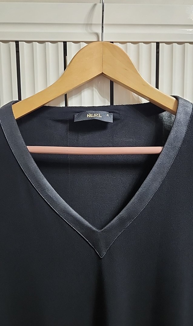 Siyah V Yaka Uzun Kollu Kol Uçları Metal Detaylı Bluz - Görsel 2