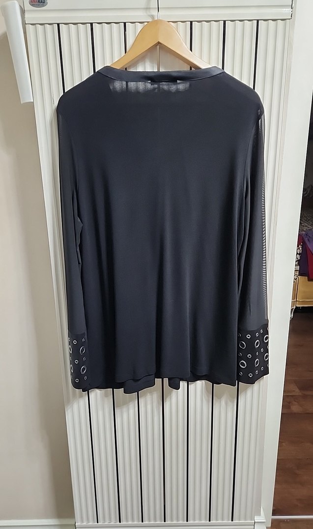 Siyah V Yaka Uzun Kollu Kol Uçları Metal Detaylı Bluz - Görsel 4