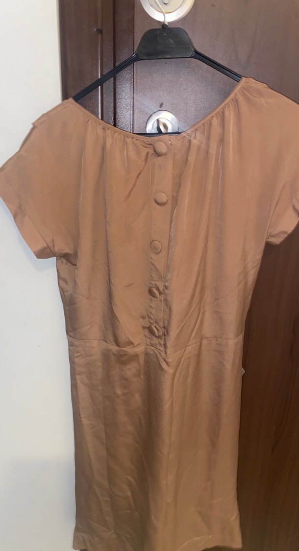 V Yaka Drapeli Bej Elbise - Görsel 2