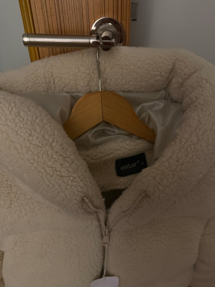 Beyaz Kürklü Kısa Kadın Mont - Görsel 2