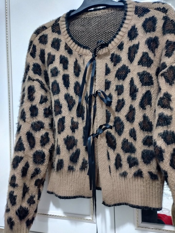 Leopar Desenli Kısa Kadın Hırka - Görsel 2