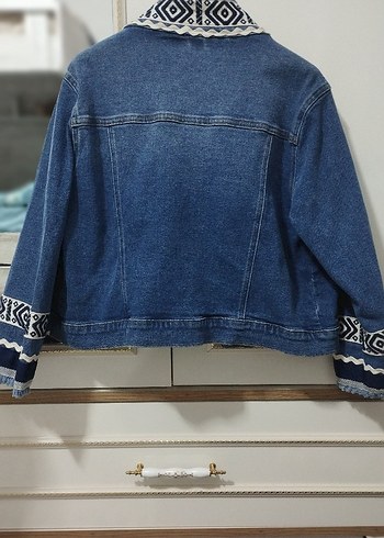 Nakışlı Kısa Mavi Kadın Denim Ceket - Görsel 3