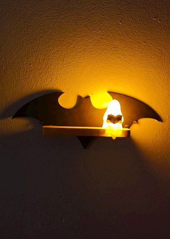 Sarı Işıklı Karanlıkta Batman Figürü - Görsel 6