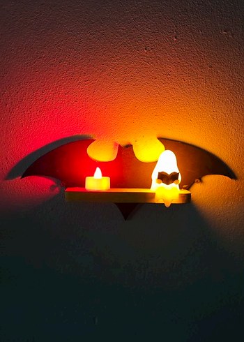 Sarı Işıklı Karanlıkta Batman Figürü - Görsel 2