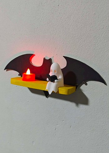 Sarı Işıklı Karanlıkta Batman Figürü - Görsel 5